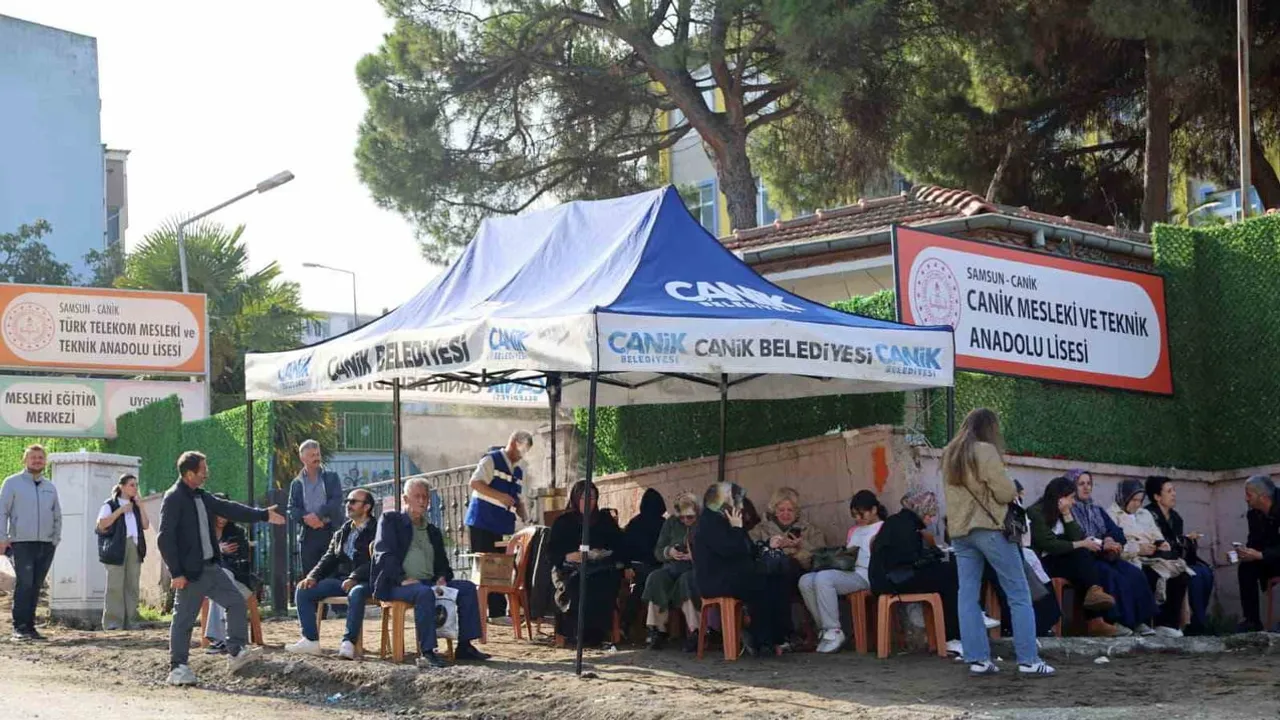 Canik Belediyesi sınav gününde adayların yanında
