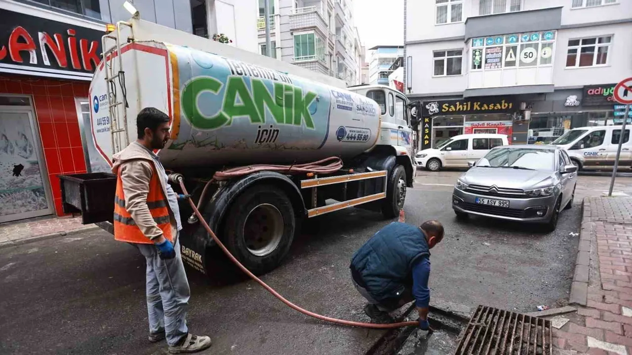 Canik'te sağanak tedbirleri: mazgallar düzenli olarak temizleniyor