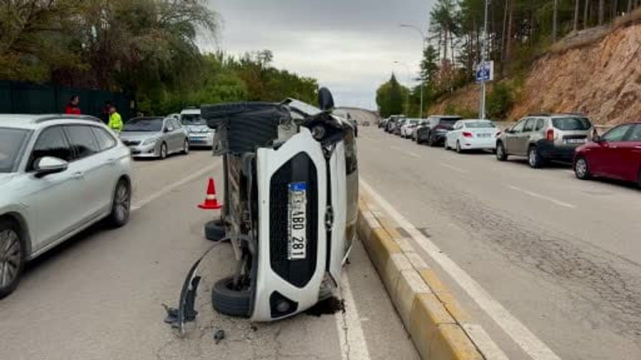 Çarpışmanın ardından devrilen araçtan burnu bile kanamadan çıktı