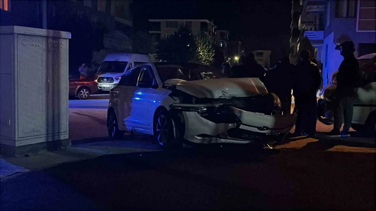 Çarpışmanın ardından minibüse çarpan araç kaldırımla buluştu: 4 yaralı
