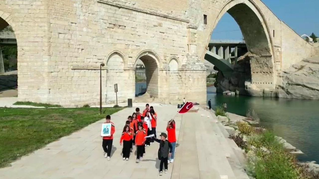 Çatakköprü öğrencileri Malabadi Köprüsünde cumhuriyet değerlerini sahneledi