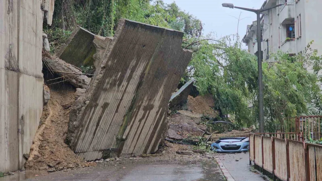 Çatalağzı'nda istinat duvarı çöküşü sonrası 49 daire tedbir amaçlı tahliye edildi