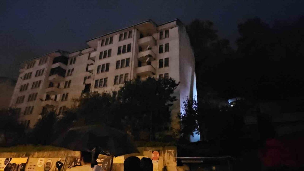 Çatalağzı'nda istinat duvarının çöküşü araçları gömdü, sakinler tedbirle tahliye edildi