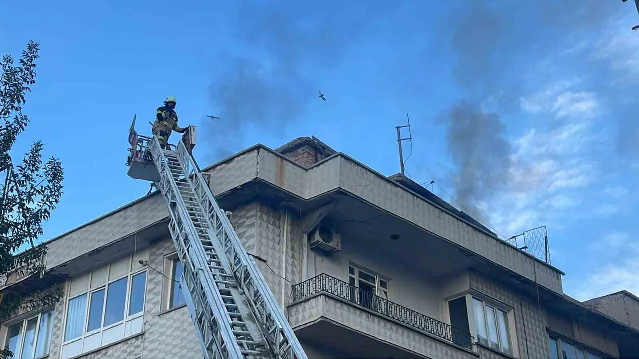 Çatı katında alevler Karaman'da itfaiyenin müdahalesiyle durduruldu