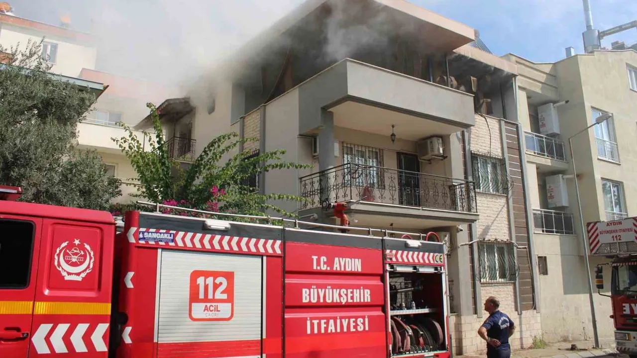 Çatı yangını ekiplerin müdahalesiyle diğer dairelere sıçramadan söndürüldü