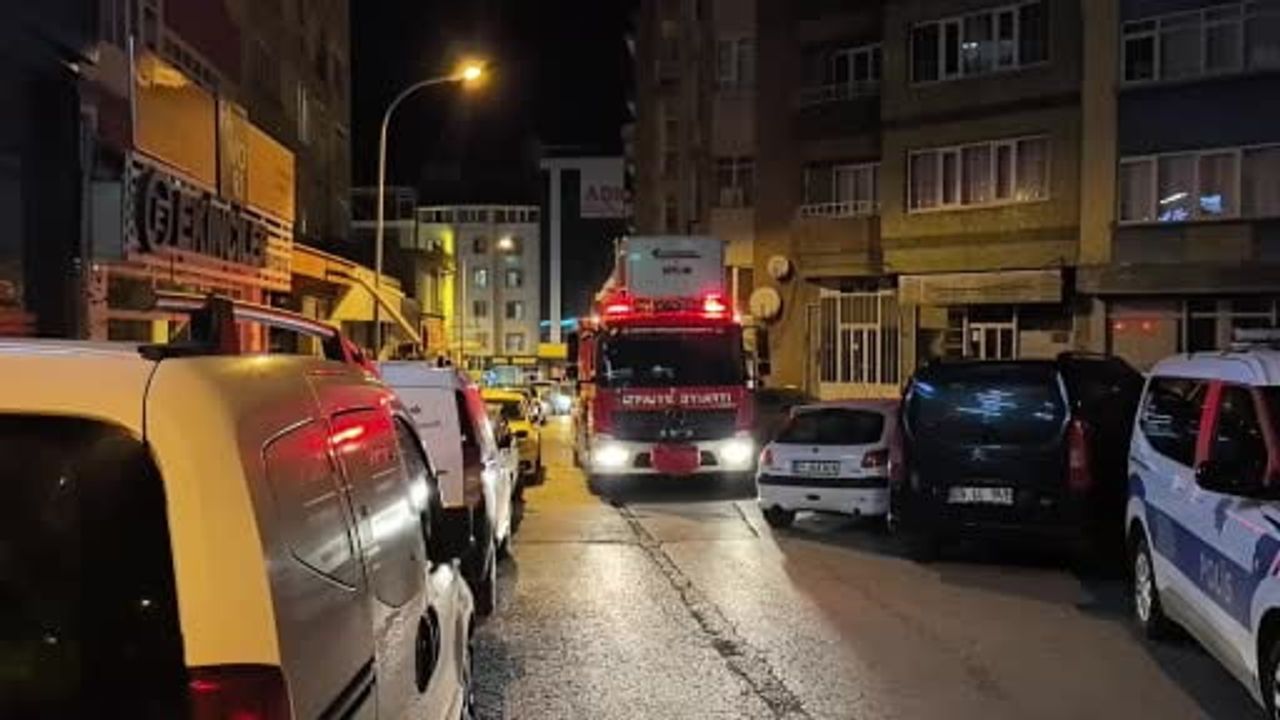 Çatıda direniş geceyi hareketlendirdi: eşinin ikna ettiği şüpheli gözaltına alındı