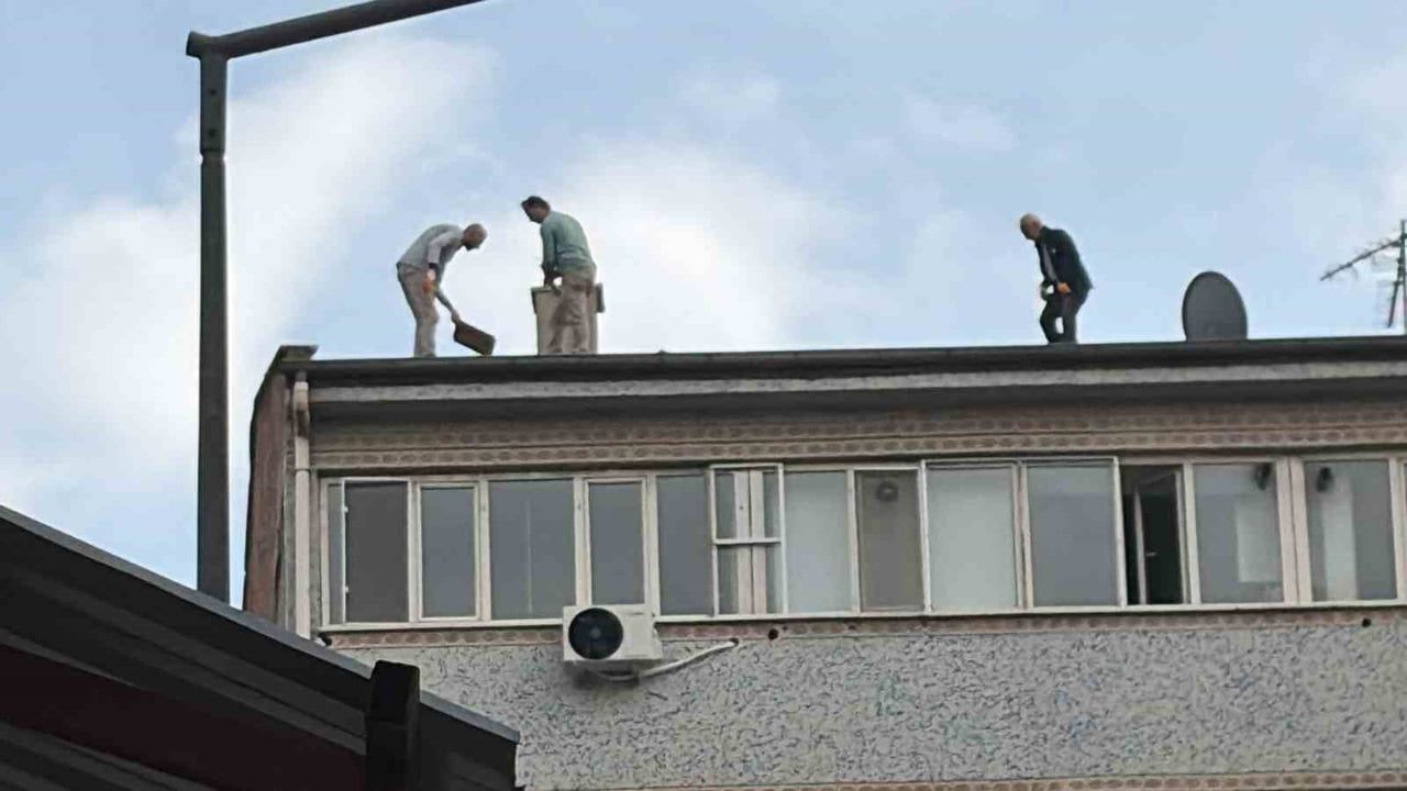 Çatıdaki çalışma endişe yarattı: yüksek katta kiremit değiştiren üç kişi önlemsizdi