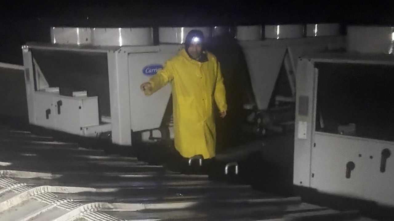 Çatılardan yürüyerek ulaşıp botla tahliye ettiler