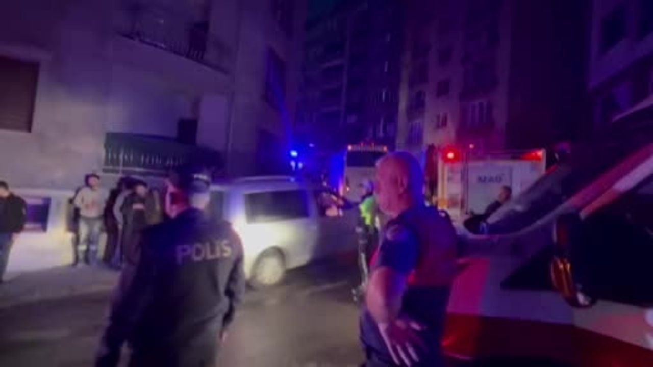 Çatlaklı mahallede ikinci göçük: üç katlı yapı yıkıldı, bir kişi sağ çıkarıldı