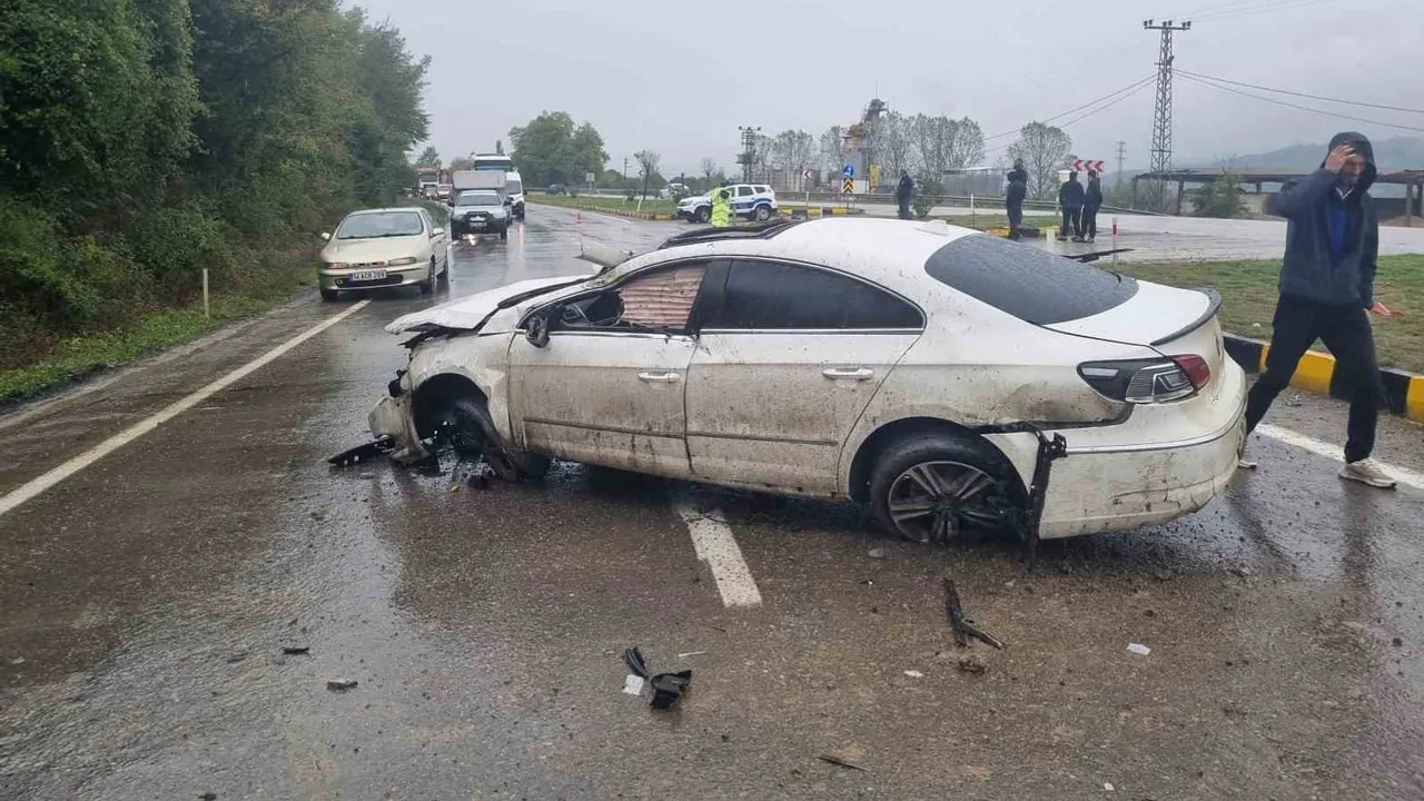 Çaycuma kara yolunda bariyerlere çarpan sürücü hastaneye kaldırıldı
