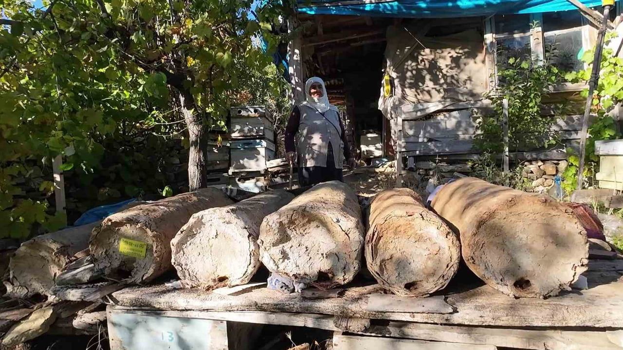 Çayıralan’da 85 yaşındaki karakovan ustası beş kovanla nesli yaşatıyor