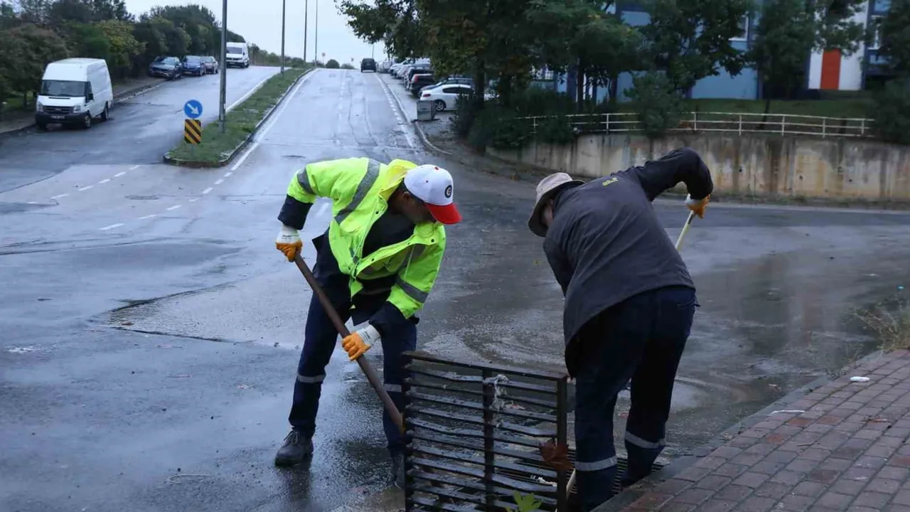Çayırova'da gece mazgal temizliğiyle olası su baskınlarına önlem alındı