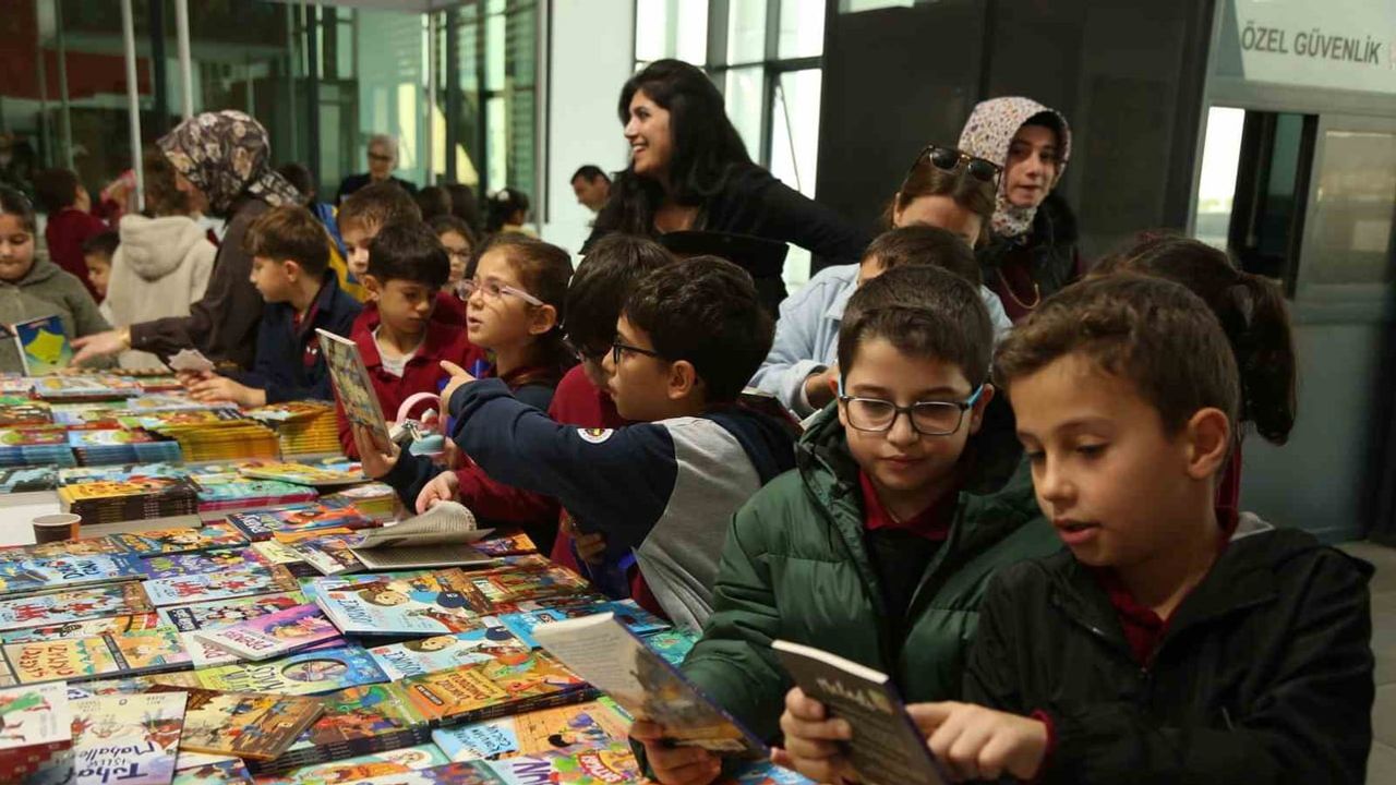 Çayırova'da öğrenciler okuma tutkusu için kitap günlerine akın etti