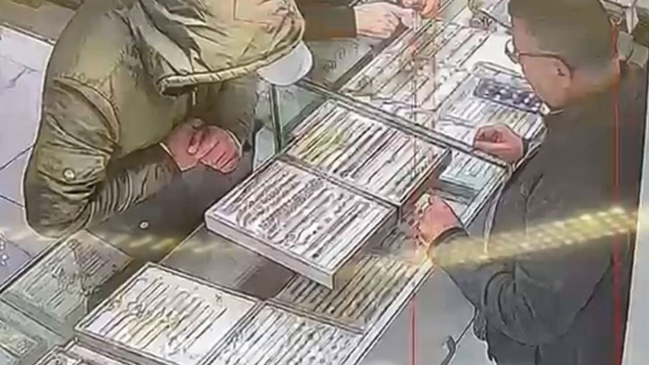 çayırova'da sahte çeyrek altınla oyalayıp bilekliği çalan şüpheli kameraya yansıdı
