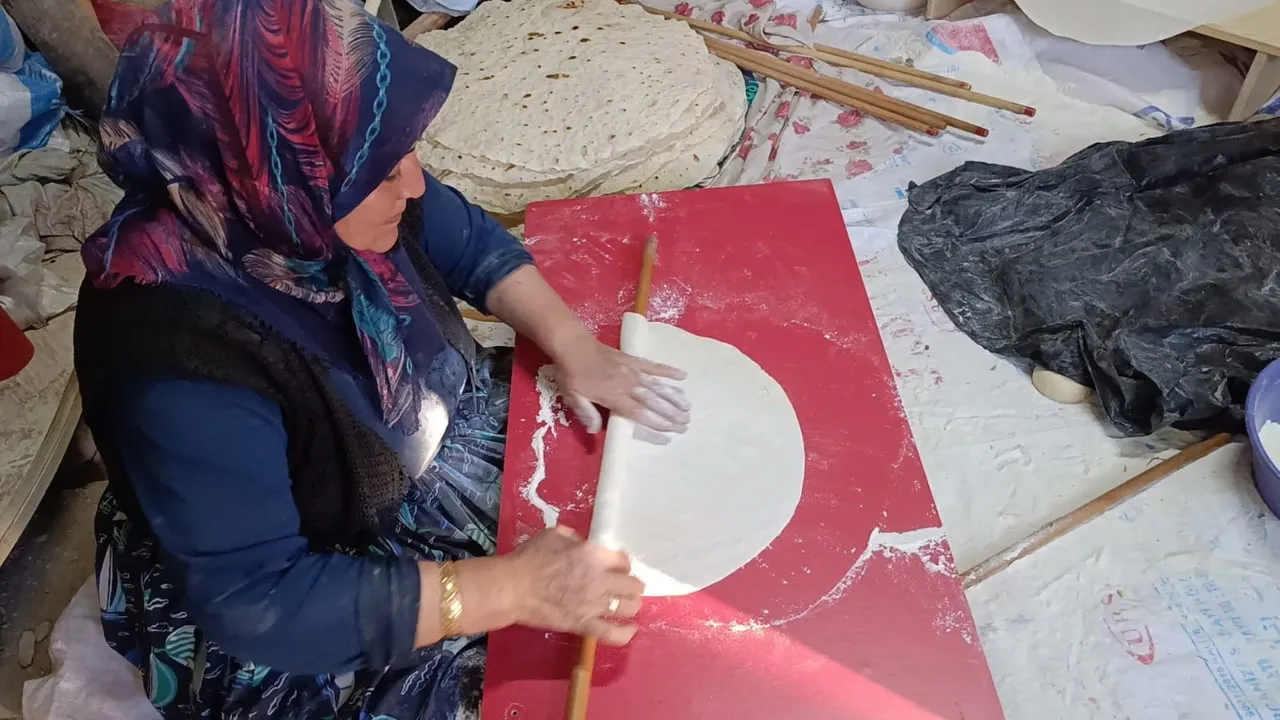 Çekerek'te kadınlar imeceyle kışlık yufka hazırlıyor