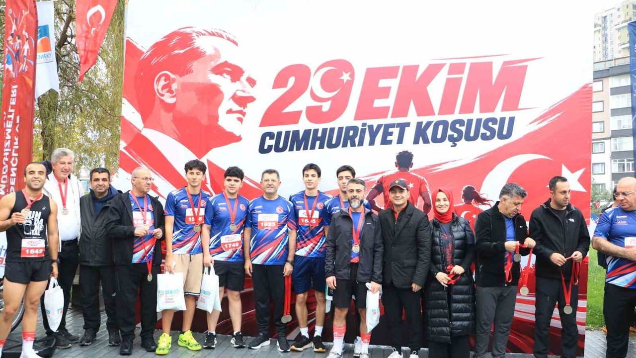 Çekmeköy'de cumhuriyet coşkusu 10 kilometrelik parkurda sürdü