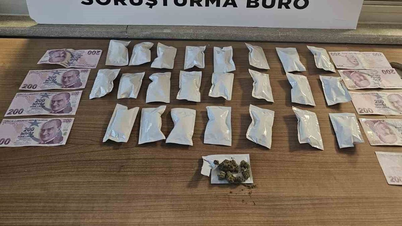 Çekmeköy'de konsolda saklanan 127,2 gram marihuana ele geçirildi