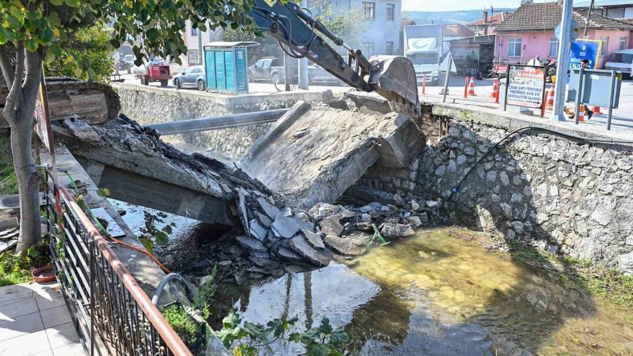 Çekrice’nin tek şerit köprüsü modern çift şeritli yapıyla yenileniyor