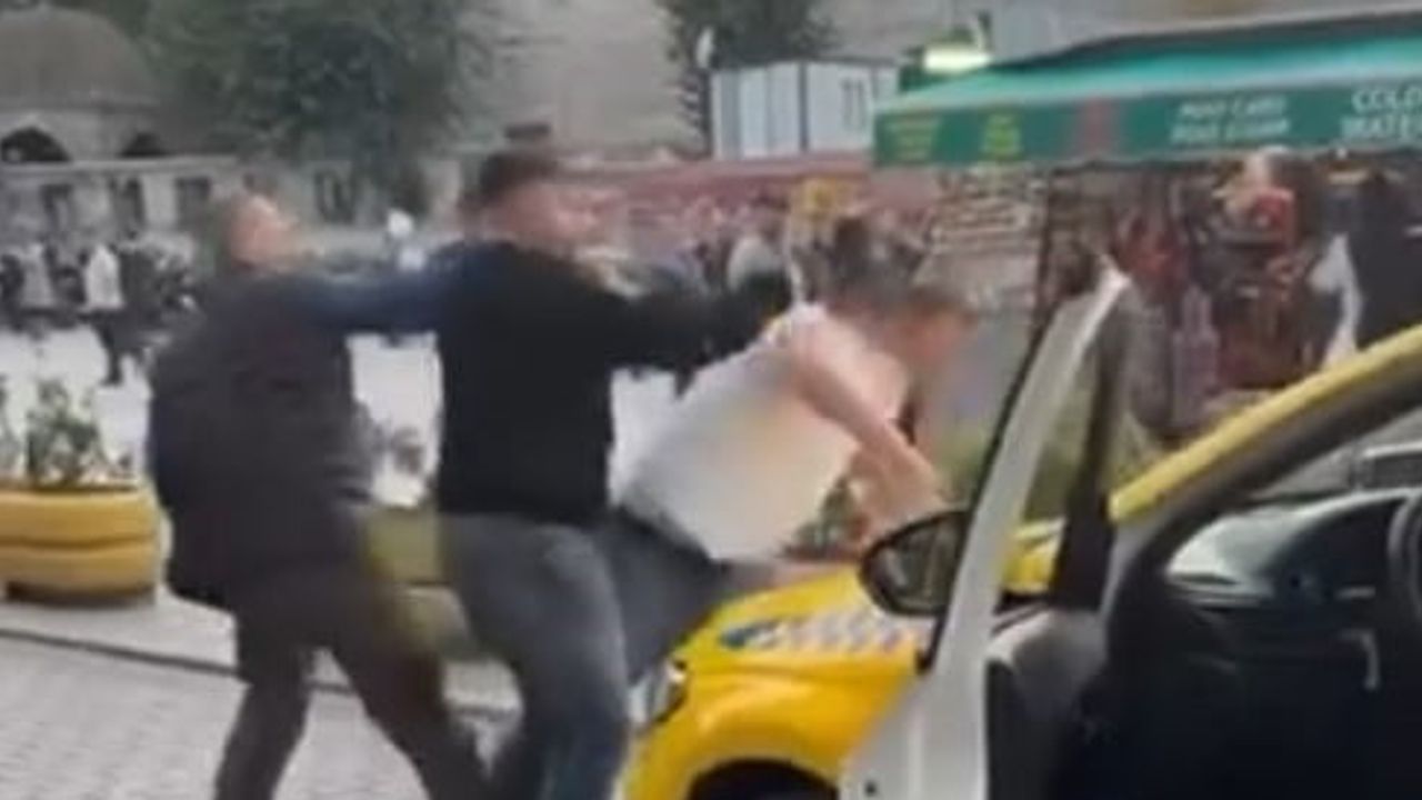 Çemberlitaş'ta taksiciler arasında yolcu kavgası kamerada