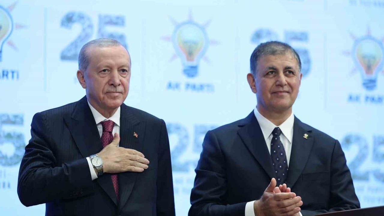 Cemil Tugay AK Parti'ye katılarak İzmir için 'yeniden inşa' taahhüdü verdi