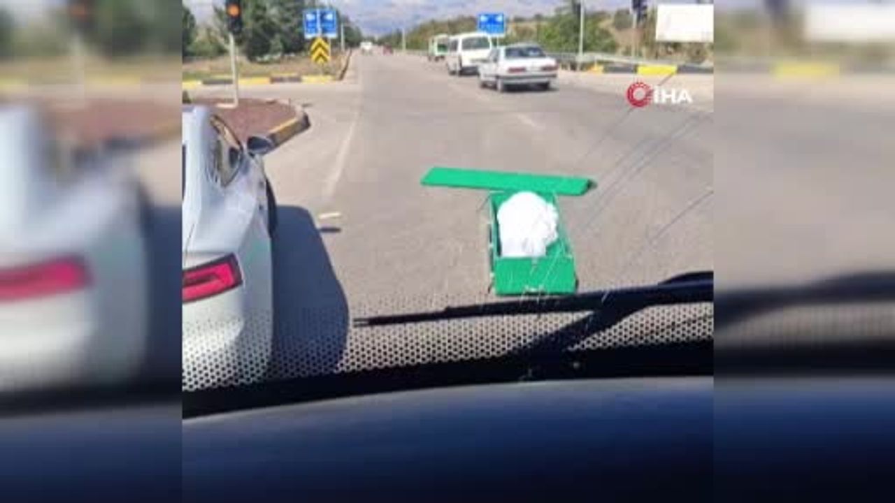 Cenaze nakil aracından tabut yola düştü; sabitleme arızası öğrenildi