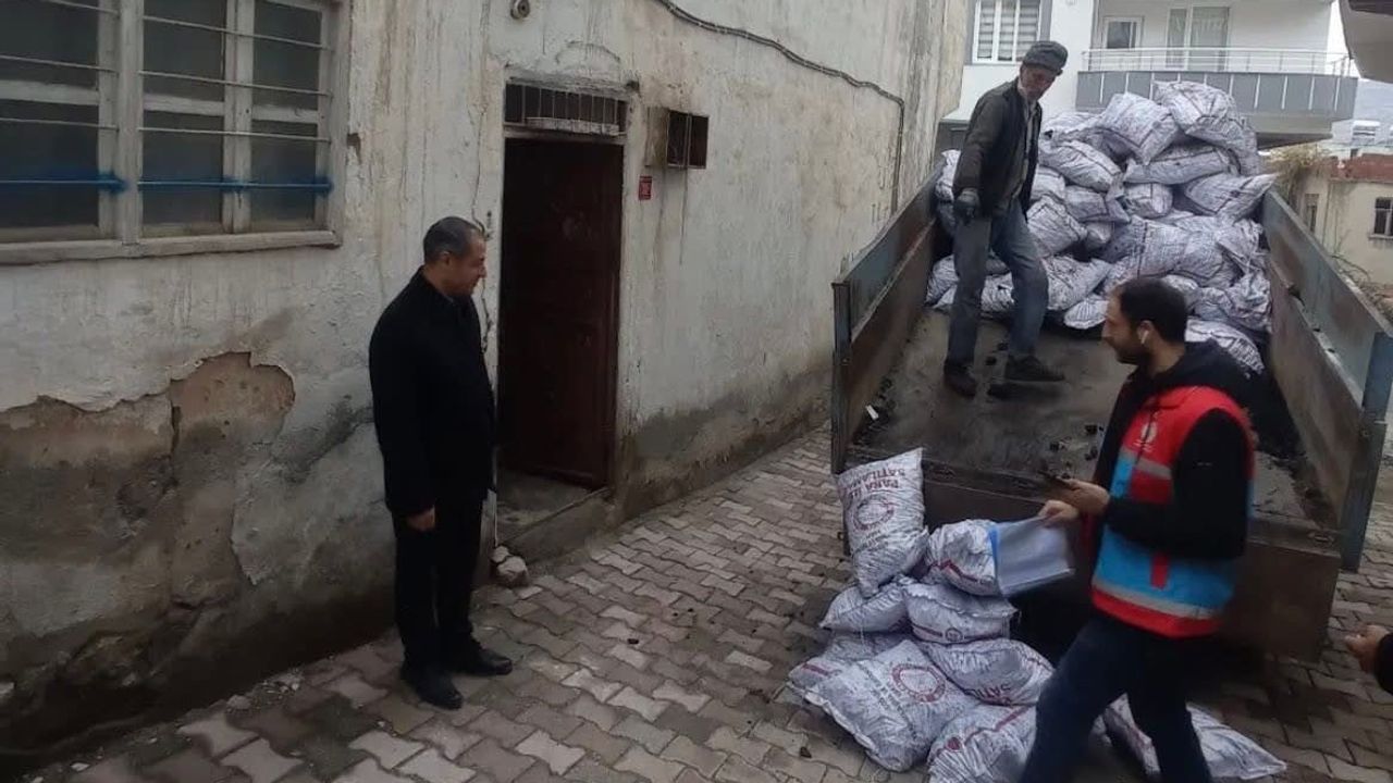 Çermik'te kış hazırlığı: 4 bin 500 haneye kömür desteği