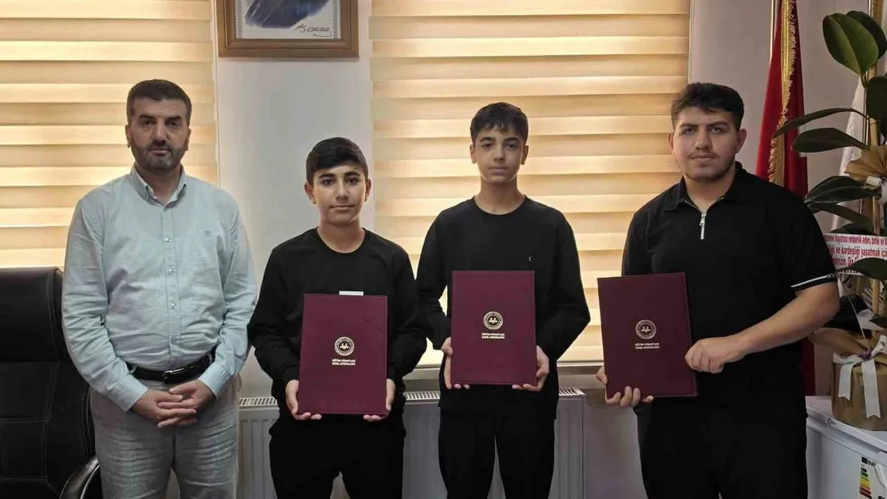Çermik'te üç öğrenciye hafızlık belgeleri takdim edildi