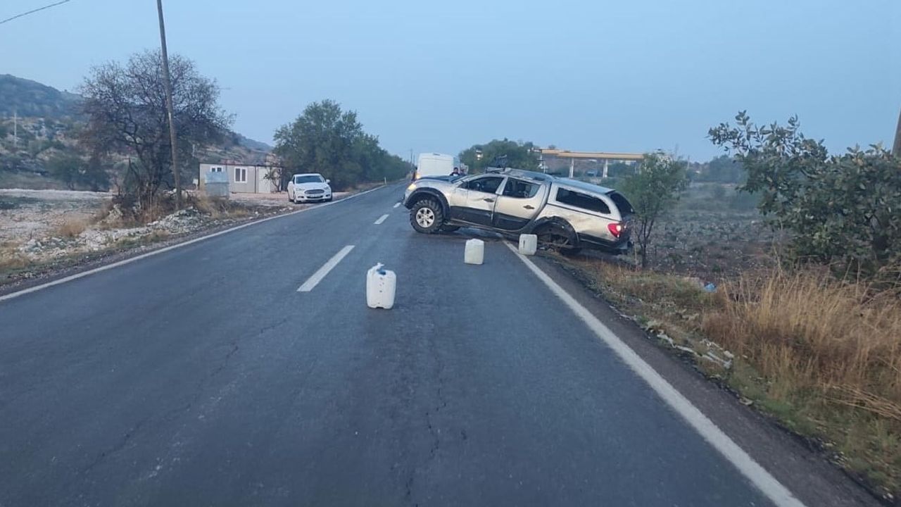 Çermik'te yağışın kayganlaştırdığı yolda pikap takla attı
