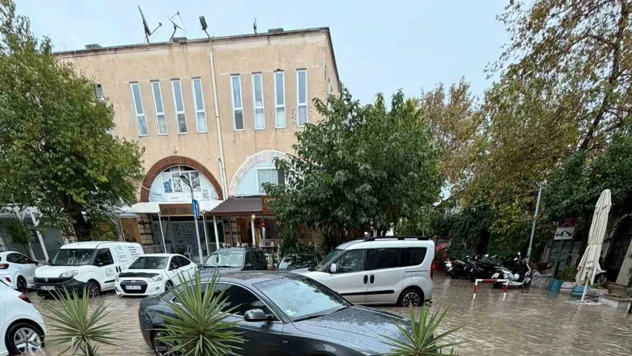 Çeşme'de öğle yağışı caddeleri su altında bıraktı