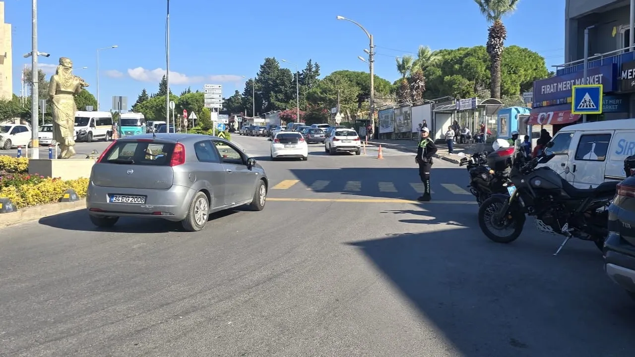 Çeşme'de yaya önceliğine sıkı denetim: geçitleri ihlal eden sürücülere para cezası