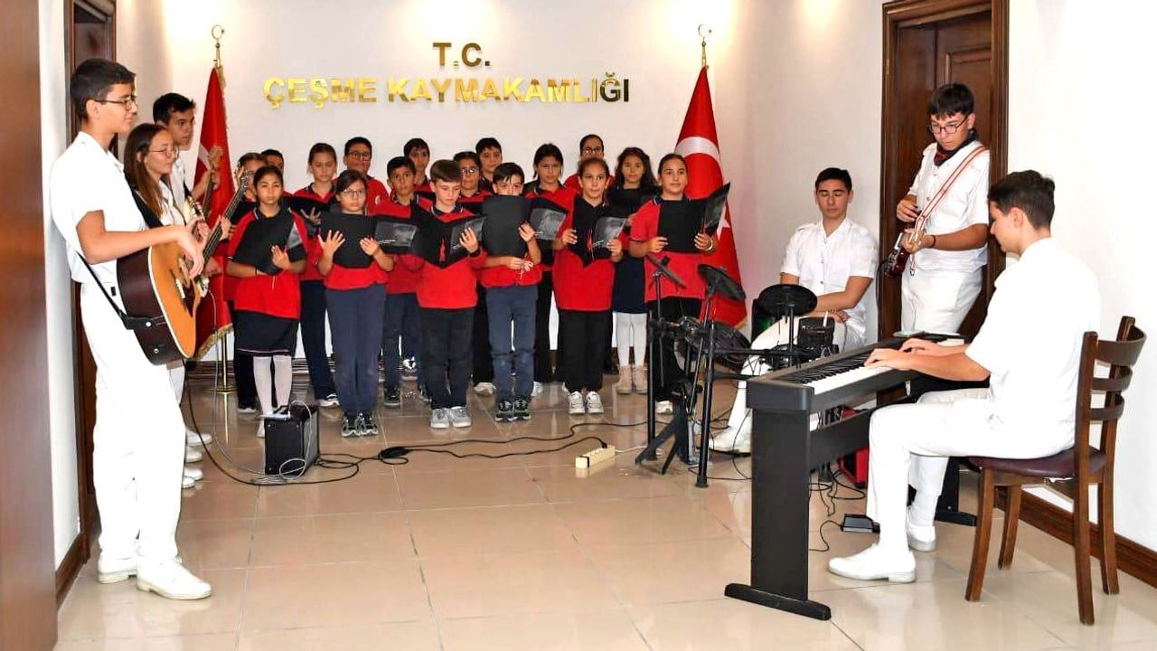 Çeşme kaymakamlığında koridorlar nota doldu: Koridorda Müzik beşinci yılını kaymakamlık konseriyle açtı