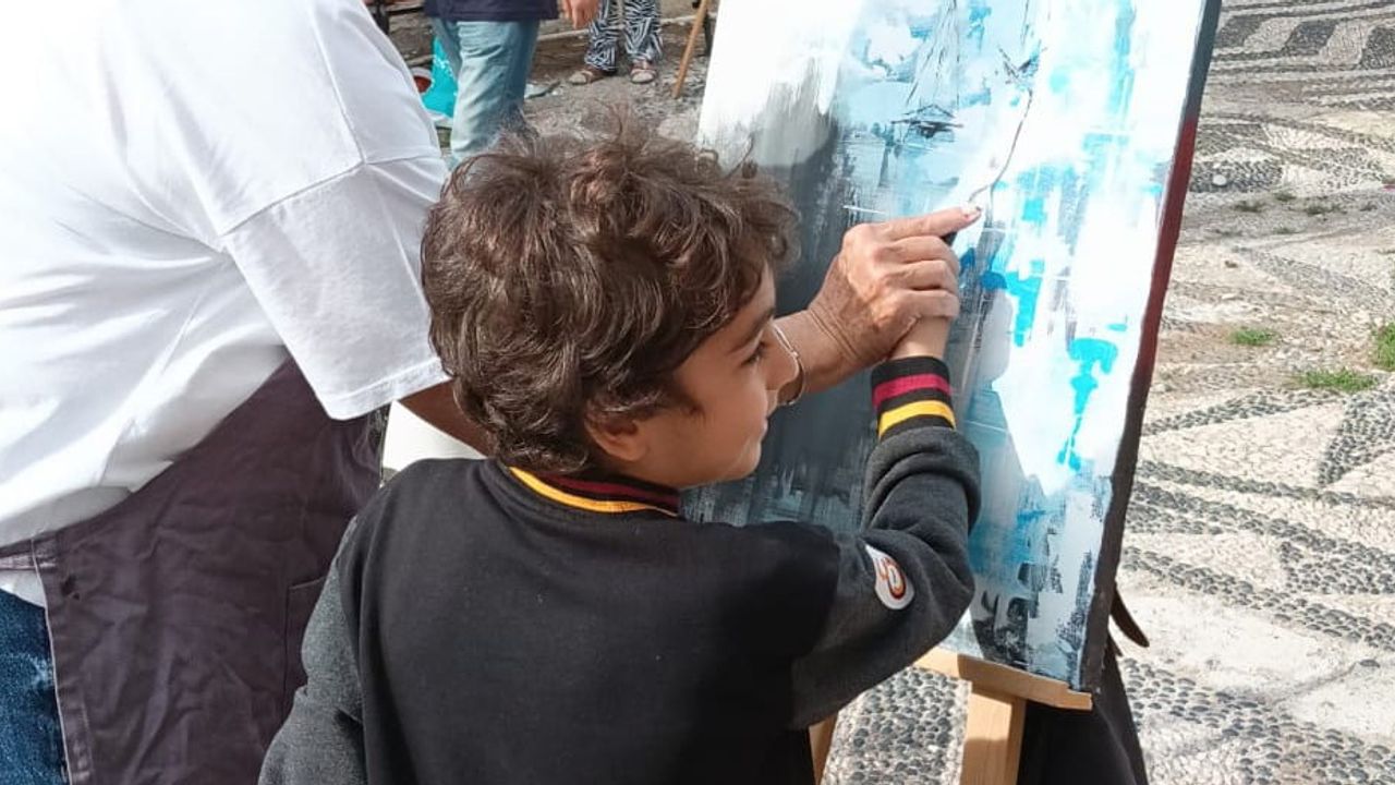Çeşme'nin taş sokakları tuvale döküldü
