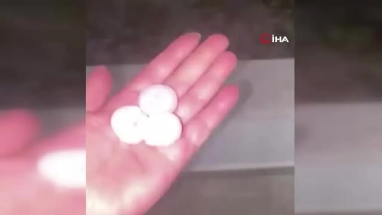 Ceviz büyüklüğünde dolu Altınözü'nde stadyumu beyaza bürüdü
