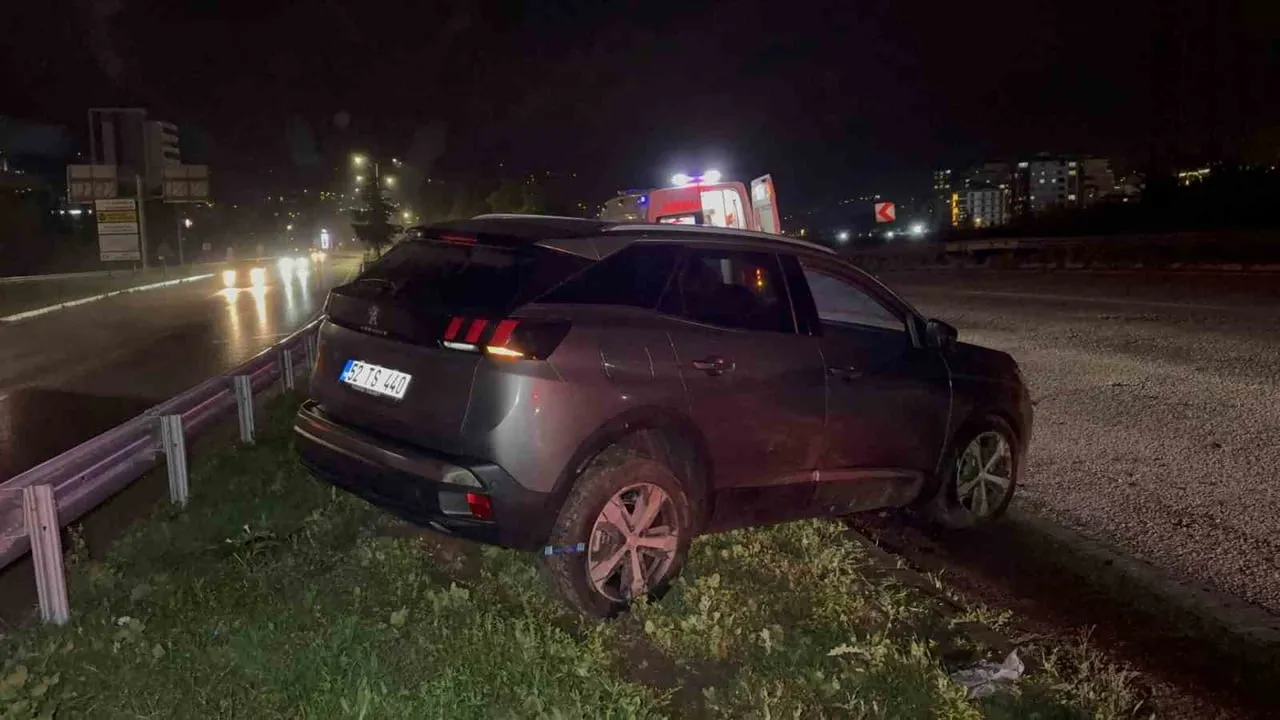 Çevre yolunda savrulan otomobil orta refüje çıktı, iki kişi yaralandı