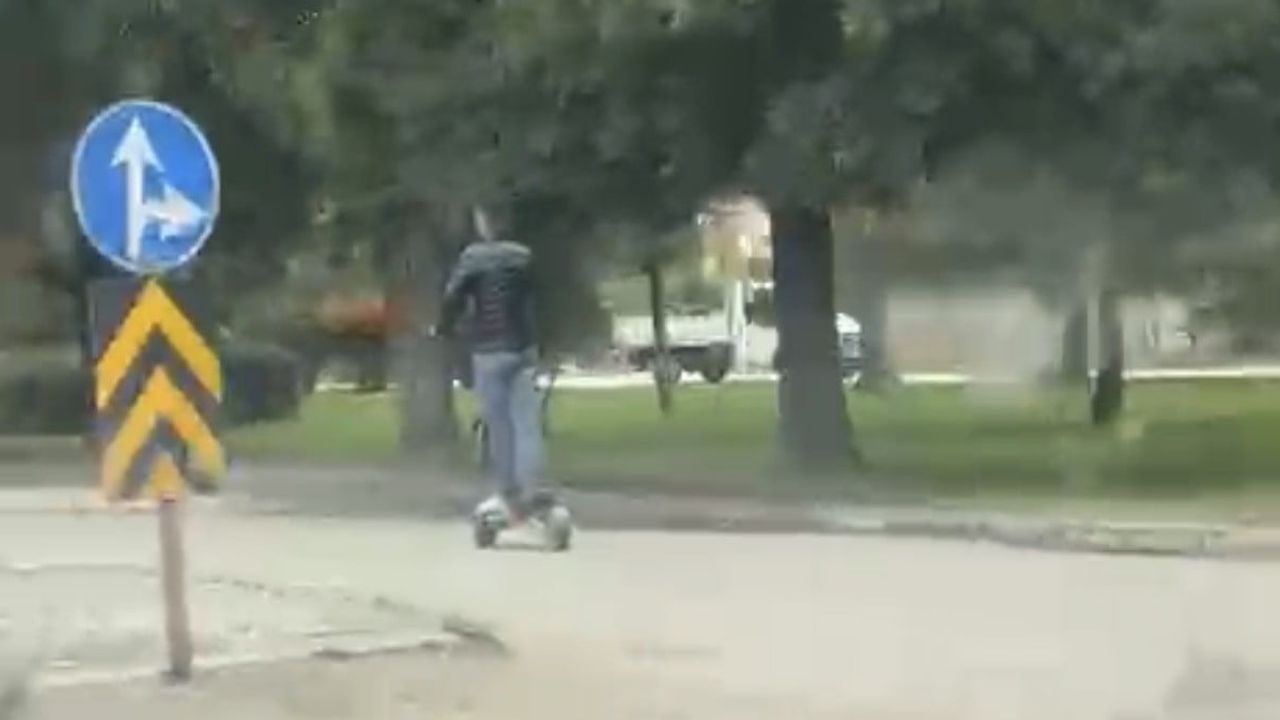 Çevreyolunda hızla giden kasksız scooter trafiği tehlikeye attı