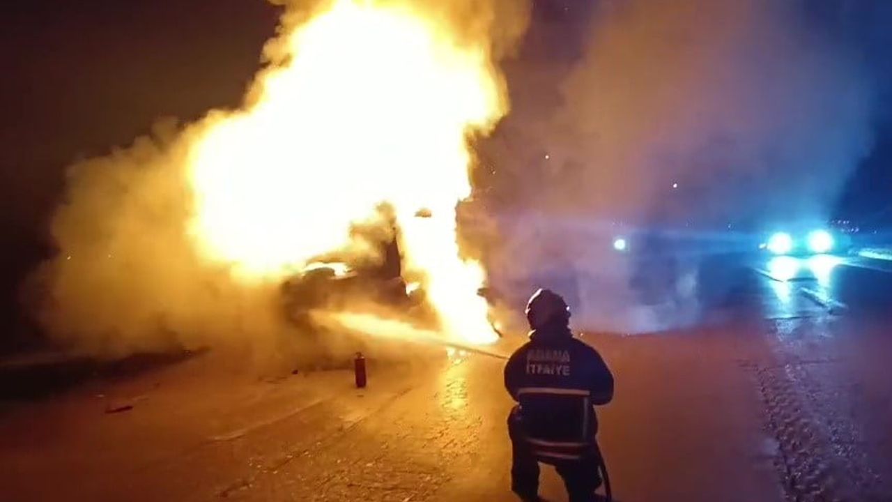 Ceyhan'da gece seyreden tırın alevleri aracı kullanılamaz hale getirdi