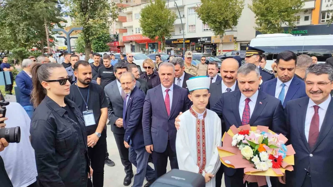 Çiftçi, Batman'da kardeşlik külliyesi camisinin açılış törenine katıldı
