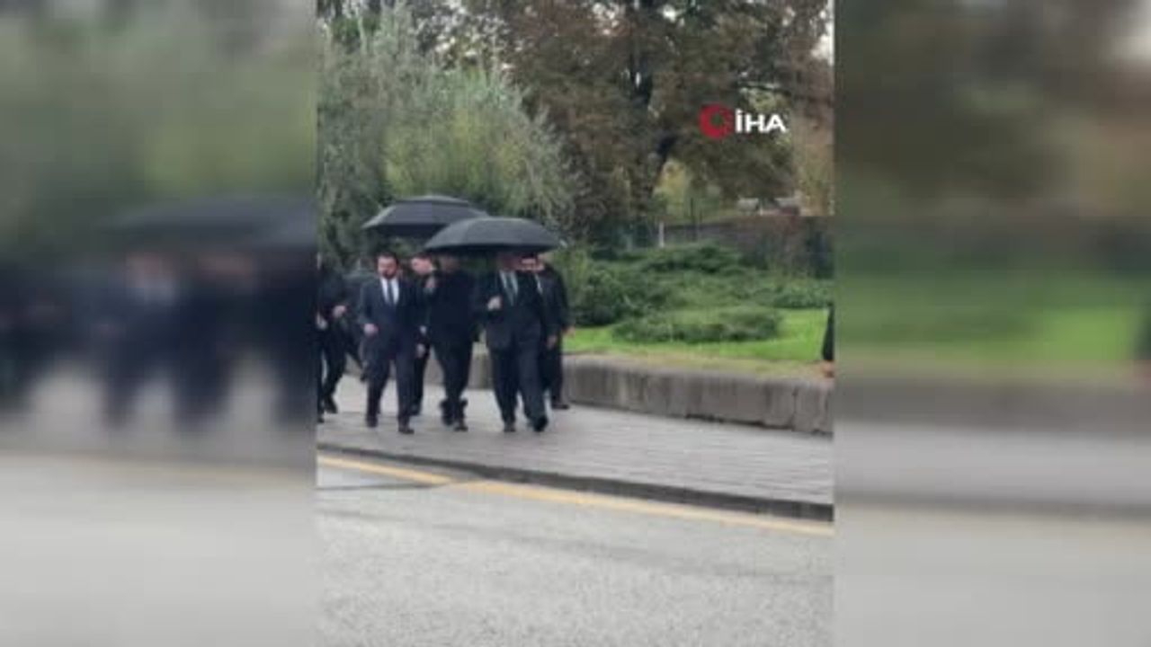 Çiftçi şemsiyeyle yürüdü: bakanlığa yağmur altında dönüş
