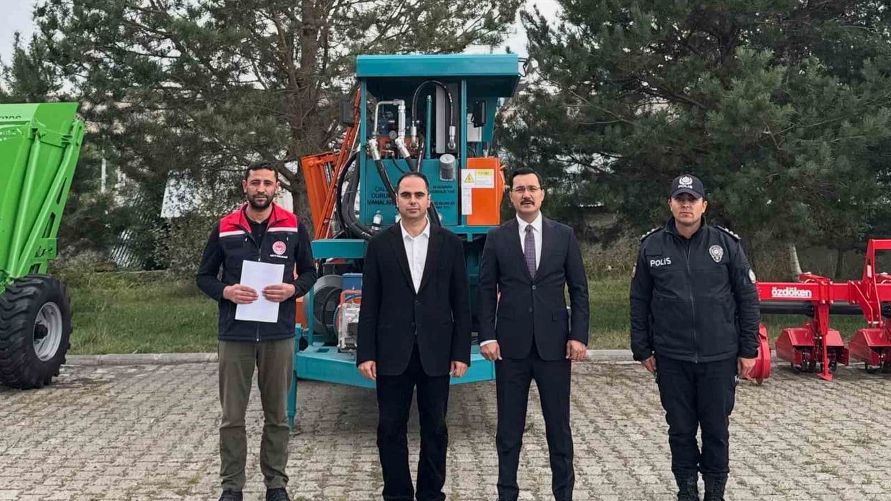 Çiftçilerin yükünü azaltacak dört makine Akyaka’ya geldi