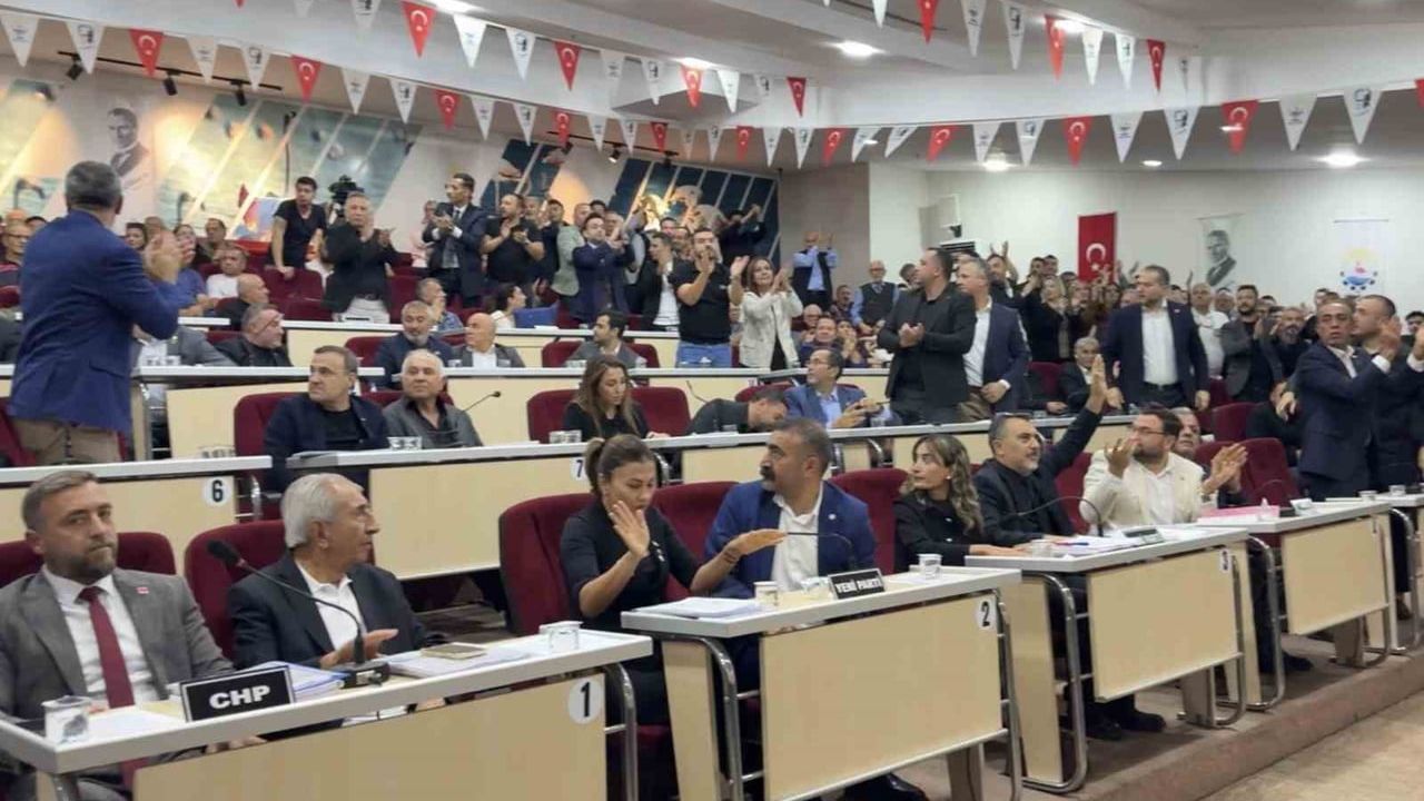 Çiğli meclisinde tansiyon yükseldi: başkana su şişesi fırlatıldı