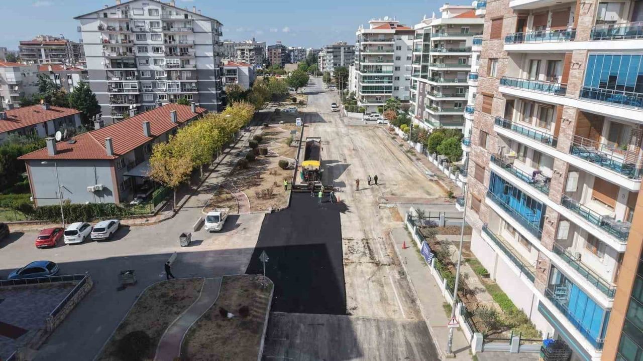 Çiğli ve Menemen'de kritik güzergahlarda asfalt yenileme çalışmaları tamamlanıyor