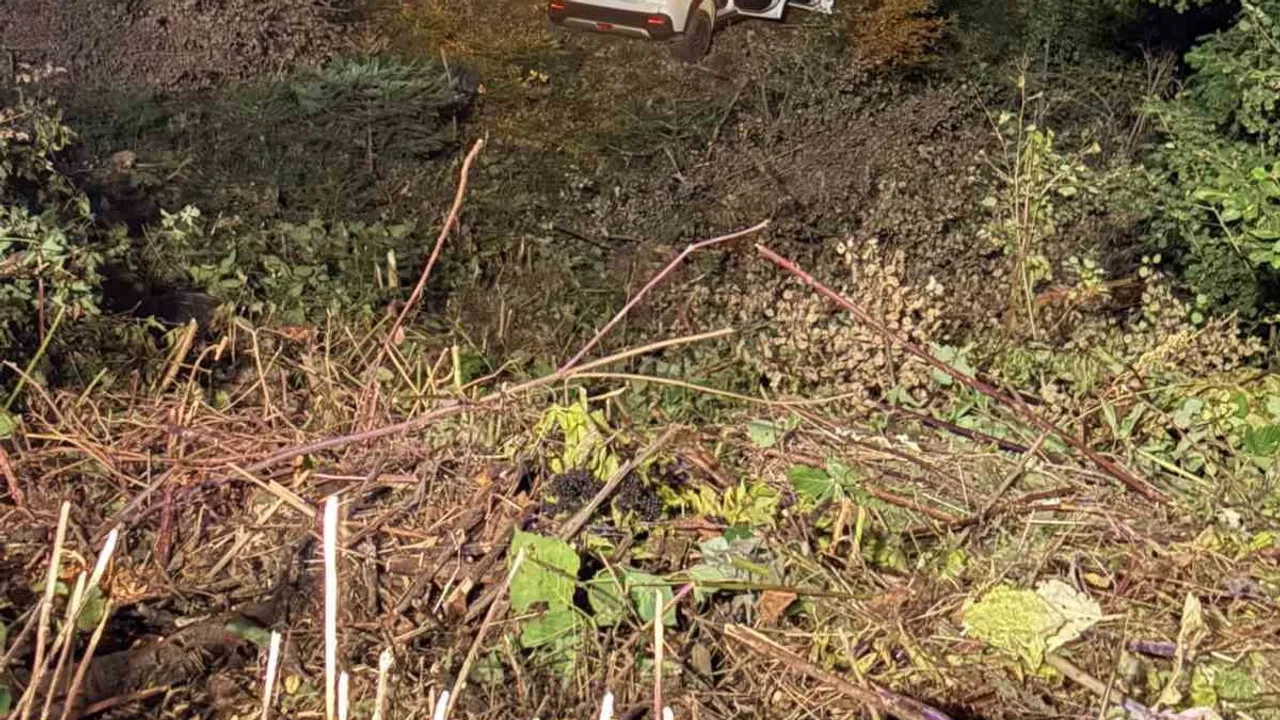 Çıkınlar Yaylası'nda uçuruma yuvarlanan araçtan dört kişi kurtarıldı