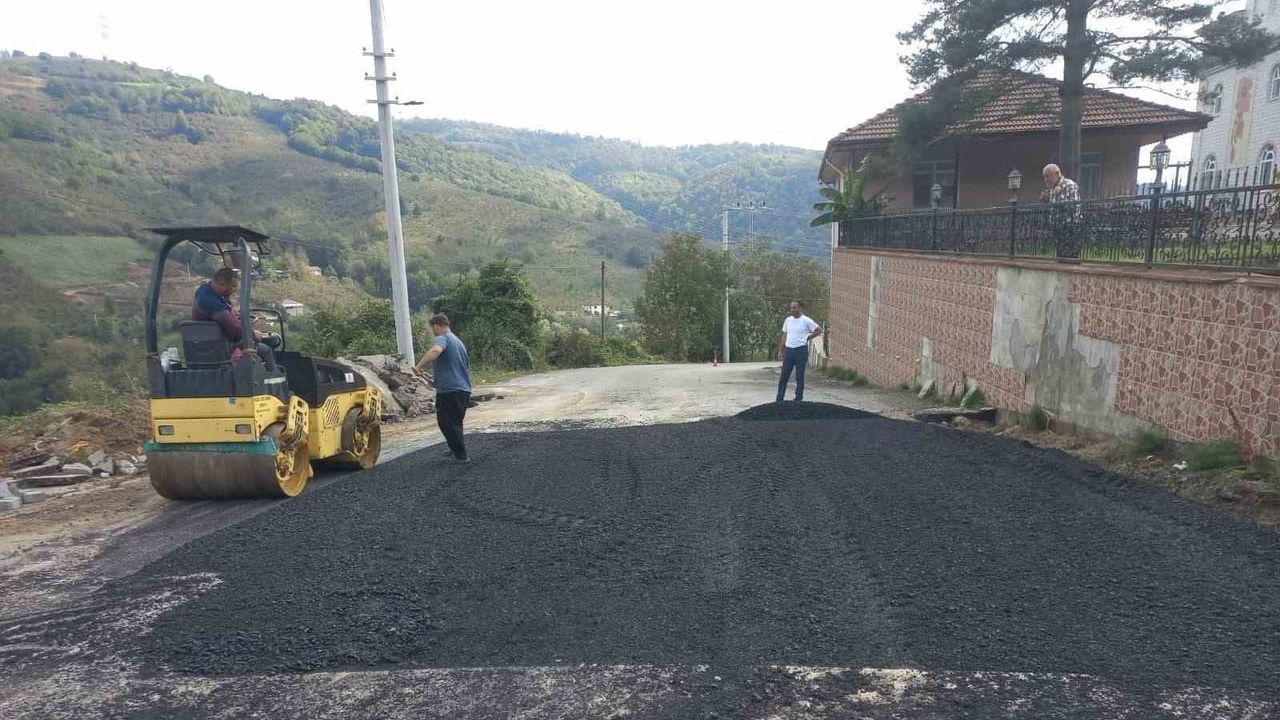 Çilimli Hızardere köyünde asfalt yama çalışmaları sürüyor