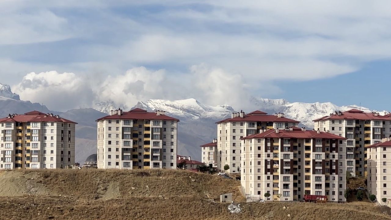 Cilo dağları mevsimin ilk karıyla beyaza büründü