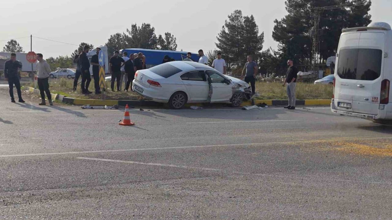 Çınar'da trafik kazası: tırla otomobilin çarpışmasında 3'ü çocuk 4 kişi yaralandı