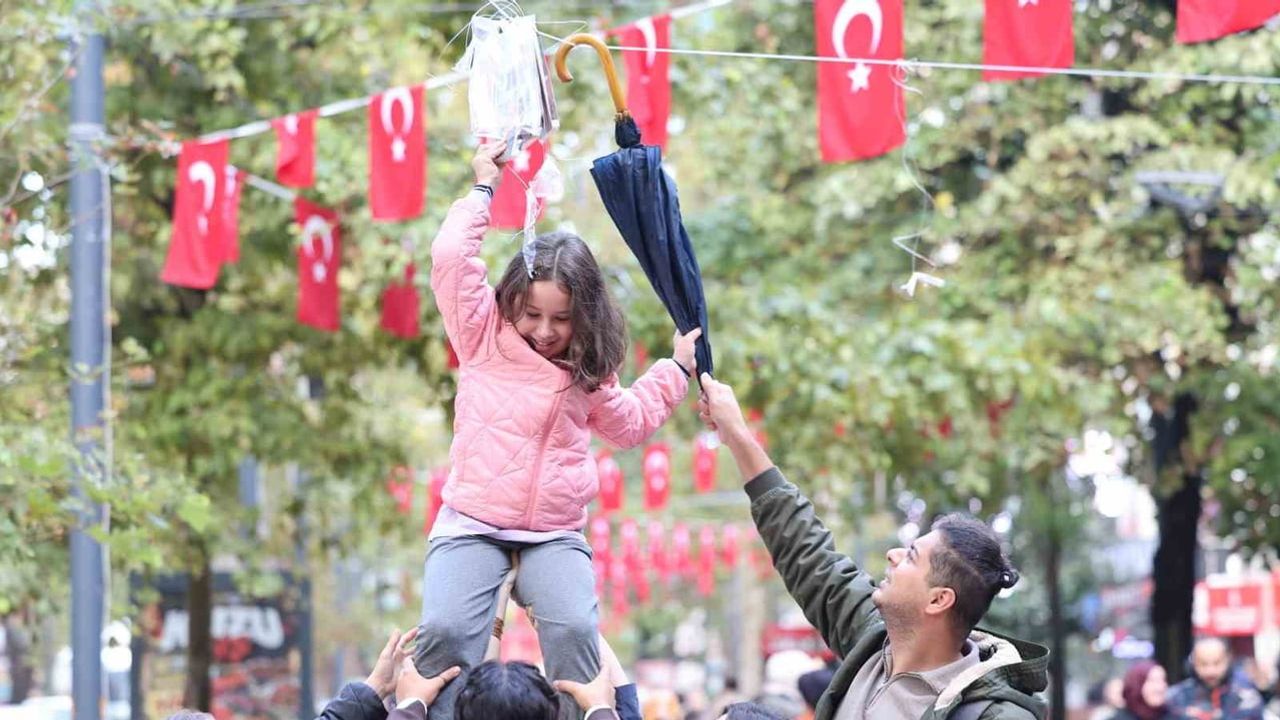 çınar dallarında kitaplar: izmit’te geleneksel 'ağaçlar kitap açtı' etkinliği renkli görüntüler oluşturdu