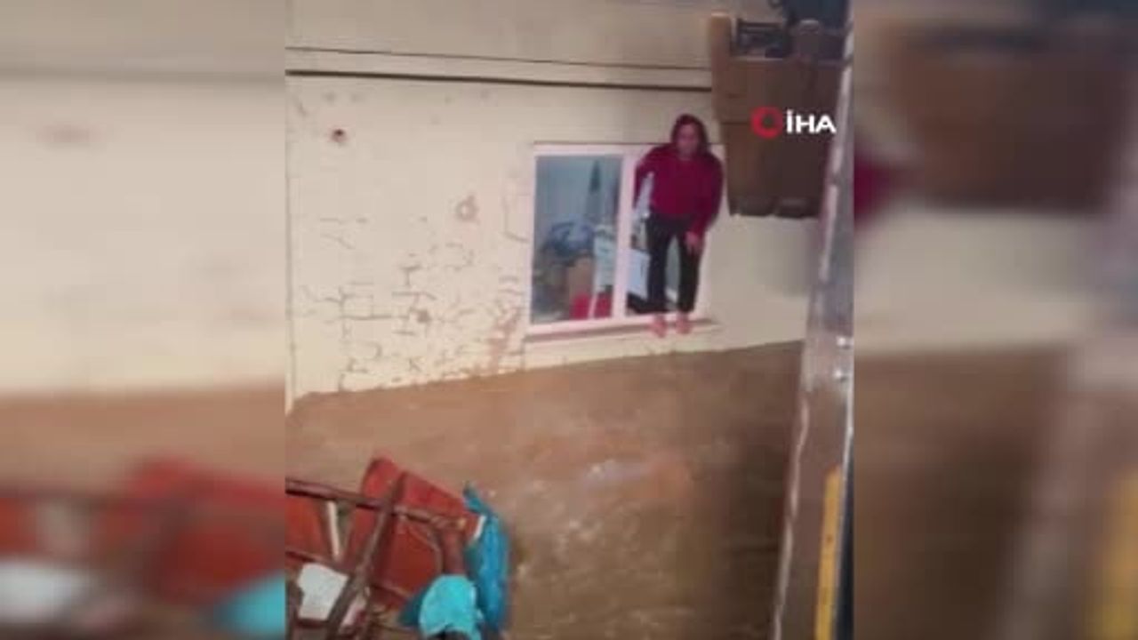 Çınarcık'ta taşan dere arıtma tesisi bekçisini kuşattı, kepçe kurtarma çalışması başardı