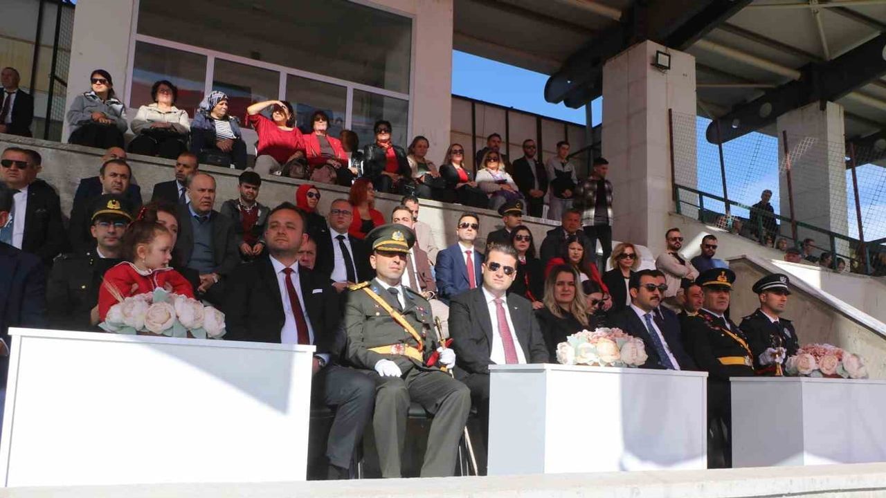 Çivril’de 103 yıllık cumhuriyet coşkusu stadyumu doldurdu