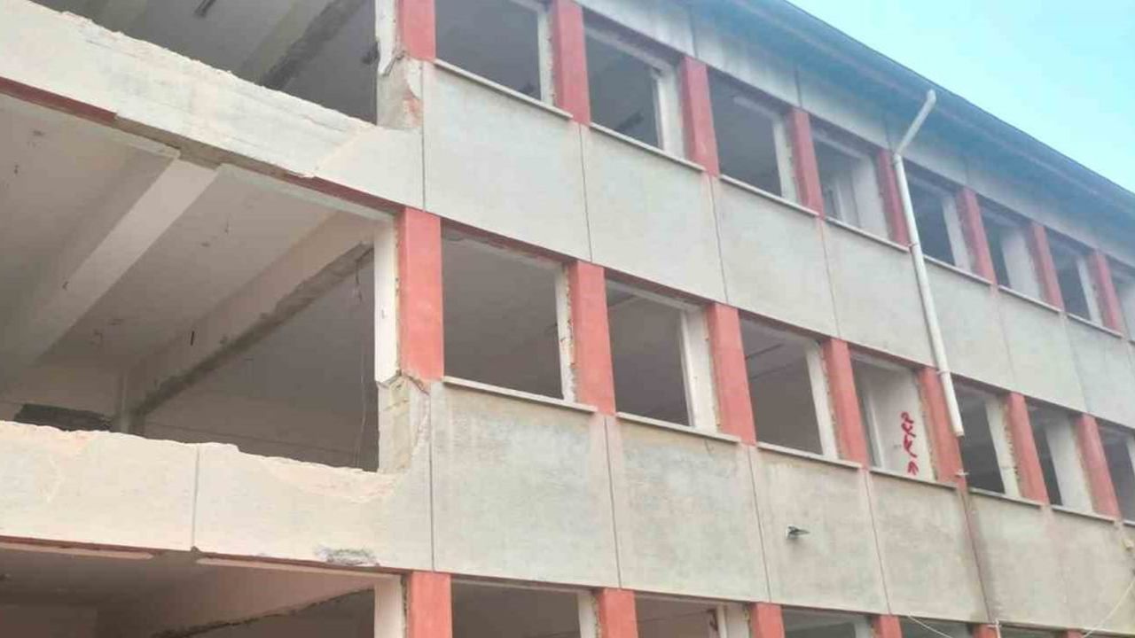 Çivril'de 44 yıllık okulda kapsamlı güçlendirme ve yenileme çalışması başladı