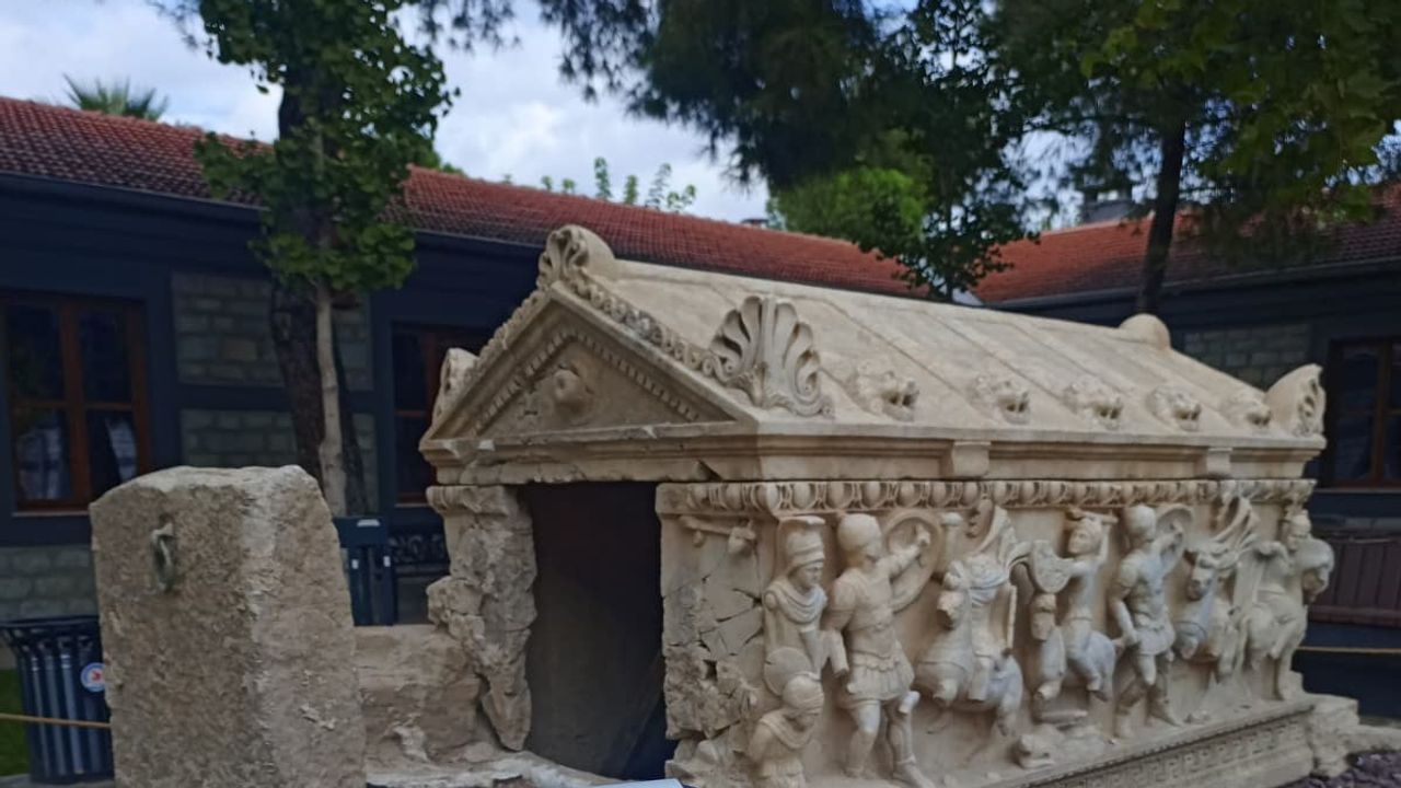 Çivril'de Roma'nın kabartmalı mirası: amazonlar lahdi müze bahçesinde sergileniyor